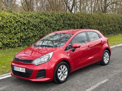 Usado Kia Rio Plus 84 CV (61 kW) 2017 Granate Berlina