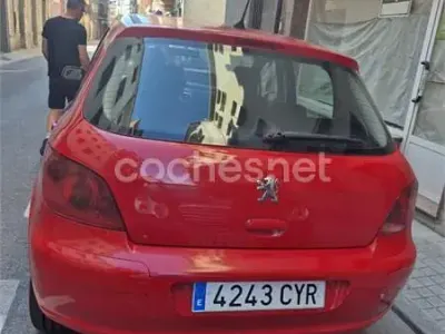 Usado Peugeot 307 90 CV (66 kW) 2005 Rojo Familiar