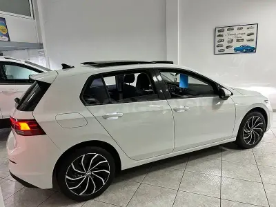 Usado VW Golf VIII 110 CV (80 kW) 2020 Blanco Berlina