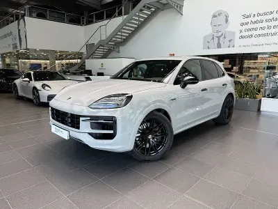 Usado Porsche Cayenne E-Hybrid Black Edition 470 CV (345 kW) 2026 Beige SUV