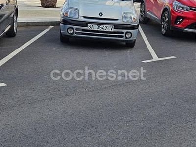 Usado Renault Clio II 60 CV (44 kW) 2000 Gris / plata Berlina