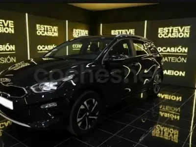Usado Kia XCeed 101 CV (74 kW) 2024 Gris / plata SUV