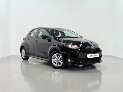 Usado Toyota Yaris Hybrid Business Edition 116 CV (85 kW) 2022 Negro Berlina