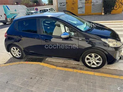 Usado Peugeot 208 Style 82 CV (60 kW) 2015 Azul Utilitario