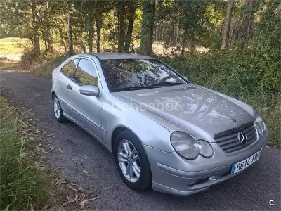 Usado Mercedes C180 129 CV (94 kW) 2001 Gris / plata Berlina