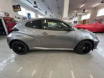 Usado Toyota Yaris 276 CV (202 kW) 2024 Gris Utilitario