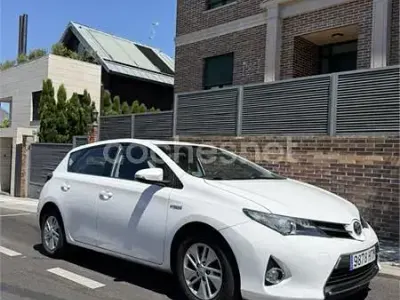 Usado Toyota Auris Hybrid Active 136 CV (100 kW) 2013 Blanco Berlina