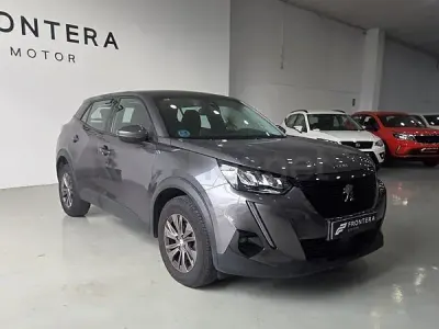 Usado Peugeot 2008 Active 110 CV (80 kW) 2021 Gris / plata SUV