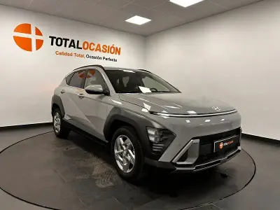 Usado Hyundai Kona 120 CV (88 kW) 2024 Gris / plata SUV