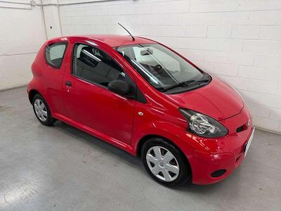 Usado Toyota Aygo 68 CV (50 kW) 2010 Rojo Utilitario