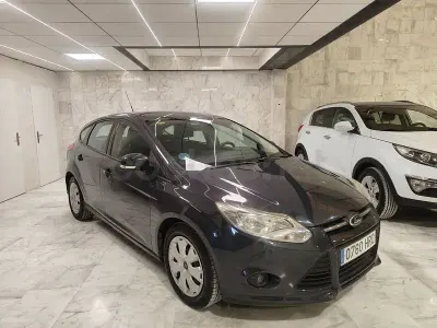 Usado Ford Focus Trend 125 CV (91 kW) 2014 Gris / plata Berlina