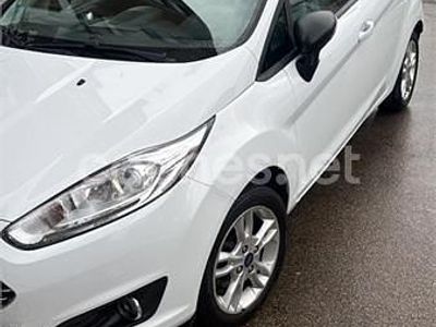 Usado Ford Fiesta Trend 82 CV (60 kW) 2015 Blanco Berlina