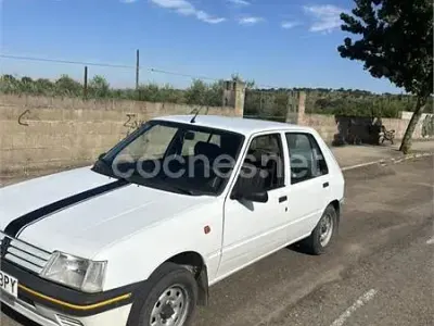 Usado Peugeot 205 60 CV (44 kW) 1998 Blanco Utilitario