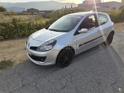 Usado Renault Clio II Authentique 70 CV (51 kW) 2006 Gris / plata Berlina