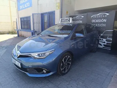 Usado Toyota Auris Hybrid 136 CV (100 kW) 2015 Azul Berlina