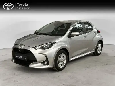 Usado Toyota Yaris 125 CV (91 kW) 2024 Gris / plata Utilitario
