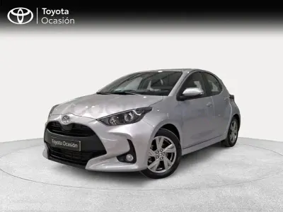 Usado Toyota Yaris Hybrid Active 116 CV (85 kW) 2025 Gris / plata Berlina
