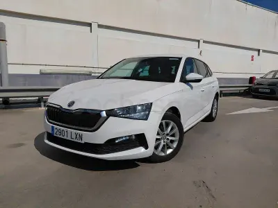 Usado Skoda Scala Active 110 CV (80 kW) 2022 Blanco Utilitario