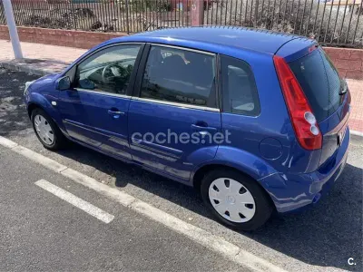 Usado Ford Fiesta Futura 80 CV (58 kW) 2008 Azul Utilitario