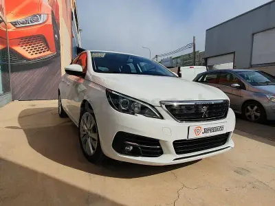 Usado Peugeot 308 Active 100 CV (73 kW) 2020 Blanco Berlina