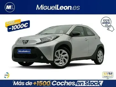 Usado Toyota Aygo X Play 72 CV (52 kW) 2024 Gris / plata SUV