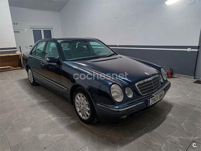 Usado Mercedes E320 Elegance 197 CV (144 kW) 2001 Azul Berlina