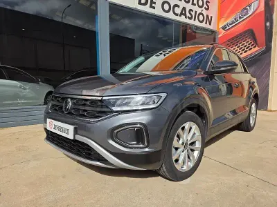 Usado VW T-Roc 115 CV (84 kW) 2023 Gris / plata SUV