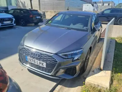 Usado Audi A3 116 CV (85 kW) 2021 Gris/plata Berlina