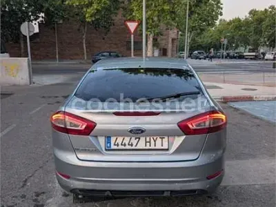 Usado Ford Mondeo Limited 140 CV (102 kW) 2014 Gris / plata Berlina