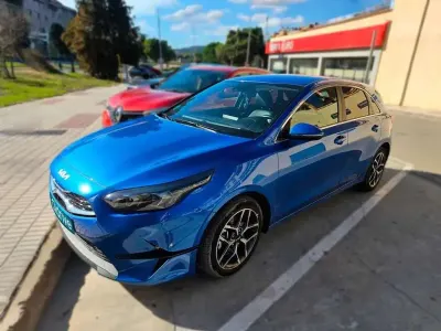 Usado Kia Ceed 136 CV (100 kW) 2022 Azul Utilitario