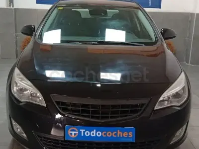 Usado Opel Astra Cosmo 110 CV (80 kW) 2011 Negro Berlina