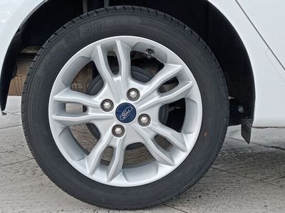 Blanco Usado 2017 Ford Fiesta Trend Utilitario | 12.900 € (Un poco caro)