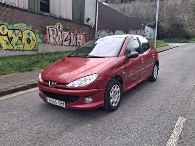 Usado Peugeot 206 90 CV (66 kW) 2005 Granate Berlina