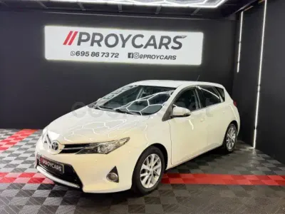 Usado Toyota Auris Business Edition 90 CV (66 kW) 2014 Blanco Berlina