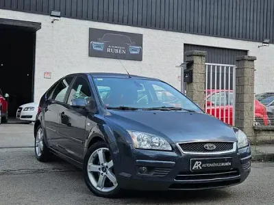 Usado Ford Focus Ghia 115 CV (84 kW) 2007 Gris / plata Berlina