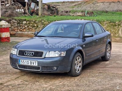 Usado Audi A4 130 CV (95 kW) 2002 Gris / plata Berlina
