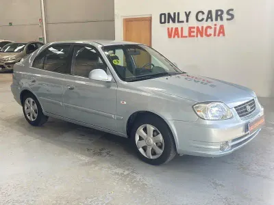 Usado Hyundai Accent GLS 105 CV (77 kW) 2005 Gris / plata Berlina