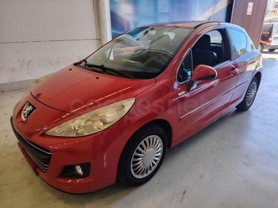 Usado Peugeot 207 70 CV (51 kW) 2010 Rojo Berlina