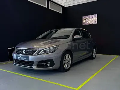 Usado Peugeot 308 Active 100 CV (73 kW) 2017 Gris / plata Berlina