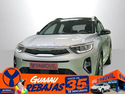 Usado Kia Stonic 100 CV (73 kW) 2021 Gris / plata SUV