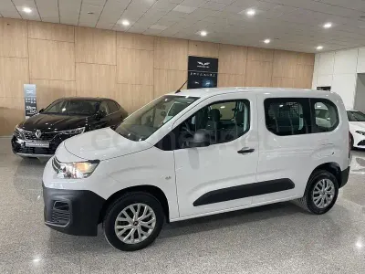 Usado Citroën Berlingo Live 102 CV (75 kW) 2023 Blanco Monovolumen