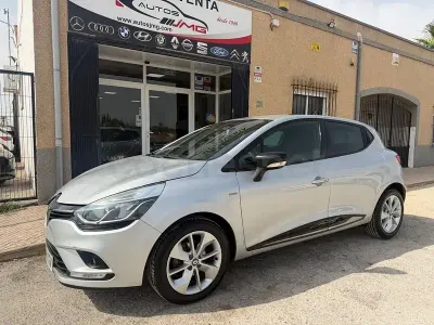 Usado Renault Clio IV LIMITED 90 CV (66 kW) 2018 Gris / plata Berlina