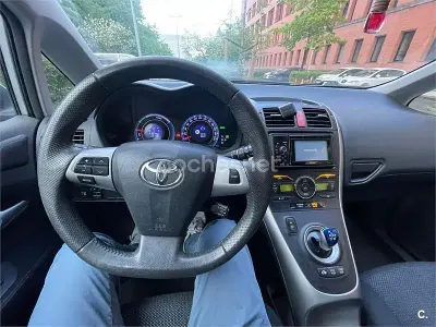 Usado Toyota Auris Hybrid Active 135 CV (99 kW) 2011 Gris / plata Berlina