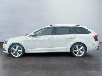 Usado Skoda Octavia Style 150 CV (110 kW) 2017 Blanco Familiar