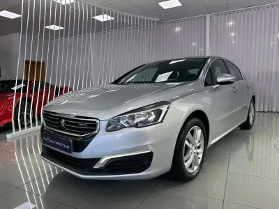 Usado Peugeot 508 Active 120 CV (88 kW) 2017 Gris Berlina