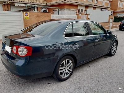 Usado VW Jetta Highline 122 CV (89 kW) 2009 Azul Berlina