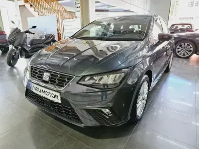 Usado Seat Ibiza FR 115 CV (84 kW) 2025 Gris / plata Utilitario