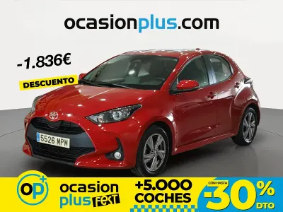 Begagnad Toyota Yaris Hybrid Active 116 HK (85 kW) 2024 Röd Sedan