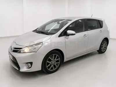 Usado Toyota Verso Advance 112 CV (82 kW) 2014 Gris / plata Monovolumen
