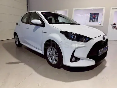 Usado Toyota Yaris Hybrid Active 116 CV (85 kW) 2023 Blanco Berlina